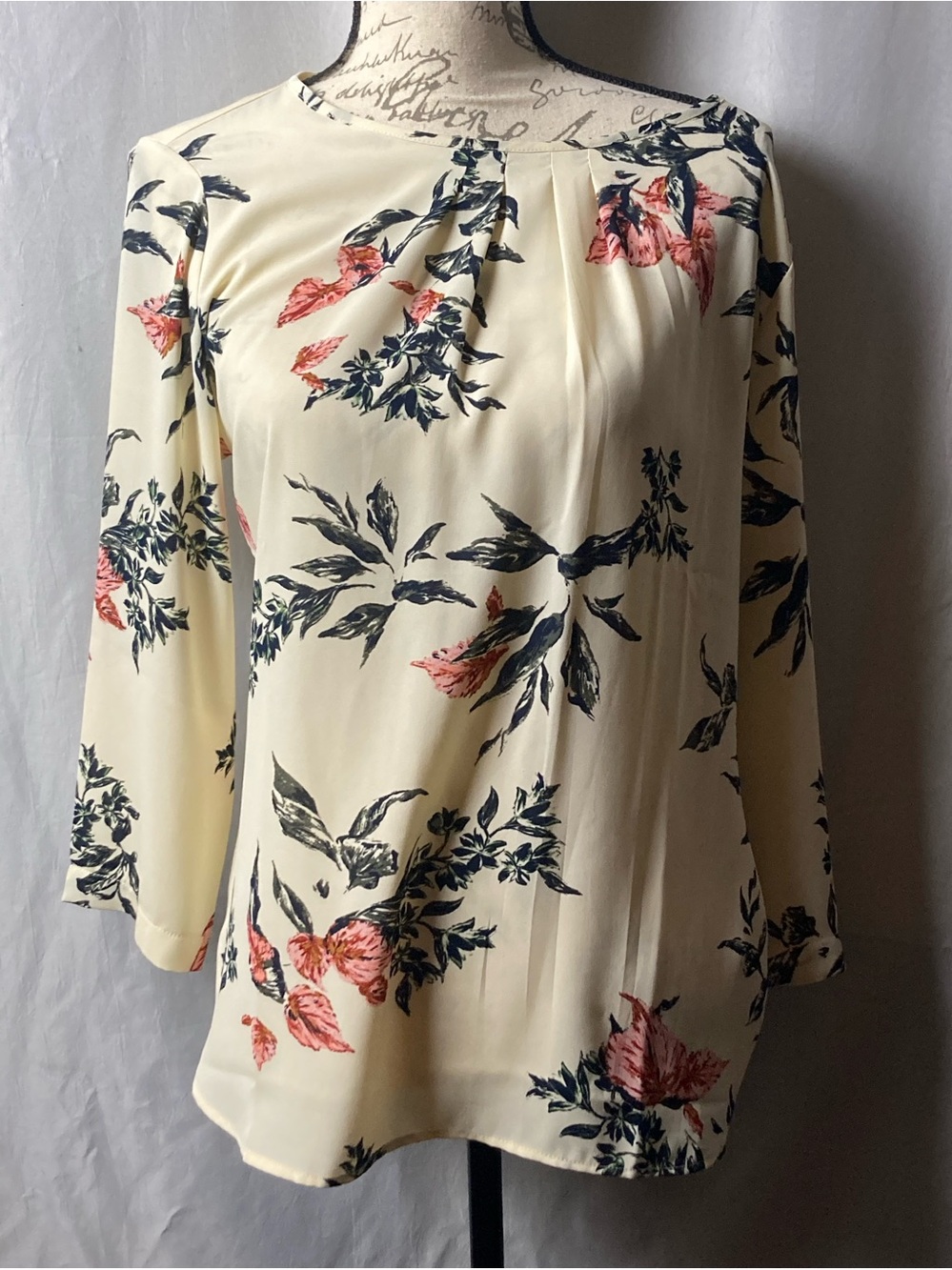 Van Heusen size small Ivory, gray, pink floral blouse excellent condition